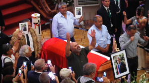 Así fue el homenaje de los mineros rescatados en el 2010 a Sebastián Piñera durante su velorio