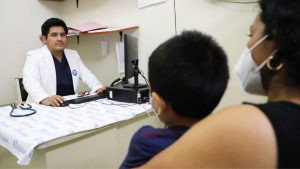 Doctores salvan la vida a niño de 4 años al extraerle pila alojada en pulmón 