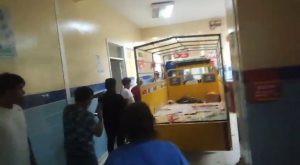 Hombre ingresa a un hospital en moto y destruye las puertas