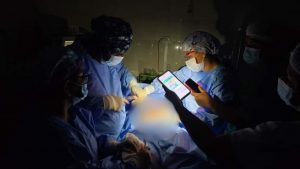 Hospital de Loreto se queda sin energía eléctrica y doctores terminan cirugía con linternas | VIDEO 