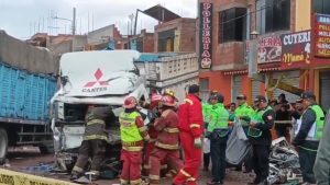 Esposos y un transportista mueren tras choque frontal de dos camiones 