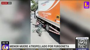 Ate: menor que viajaba en bicicleta muere atropellado por furgoneta | VIDEO 