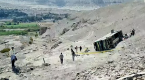 Tragedia en Arequipa: más de 20 heridos y un muerto tras caída de bus a abismo