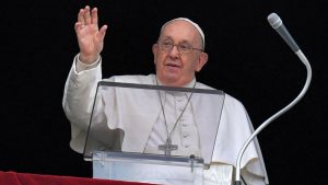 Papa Francisco denuncia a críticos de las bendiciones LGBTIQ+ con dura palabra