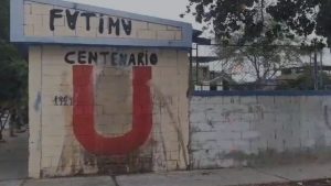 Banda de hinchas desata balacera en cancha deportiva | VIDEO 