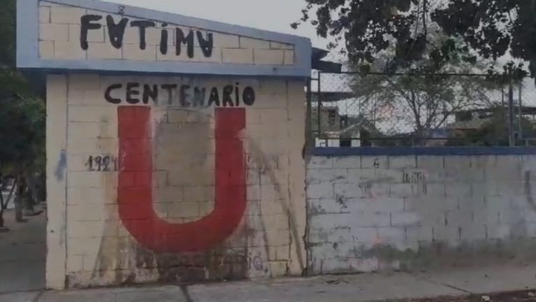 Banda de hinchas desata balacera en cancha deportiva | VIDEO 