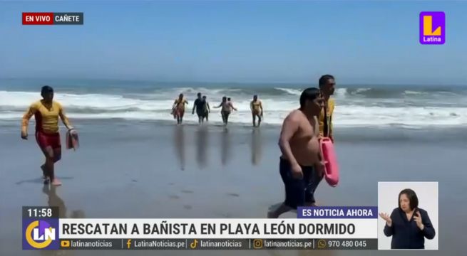 Salvavidas rescatan a bañistas en playa León Dormido [VIDEO]