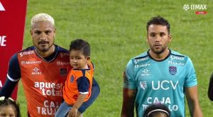 Paolo Guerrero hizo su debut con la UCV frente a Cusco FC en Trujillo