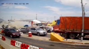 Camión impacta contra 10 vehículos en peaje y deja dos muertos | VIDEO