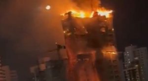 Feroz incendio en edificio de 20 pisos genera pánico al noreste de Brasil