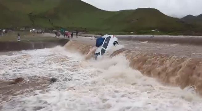 Viajeros casi mueren por intentar cruzar río con su camioneta | VIDEO