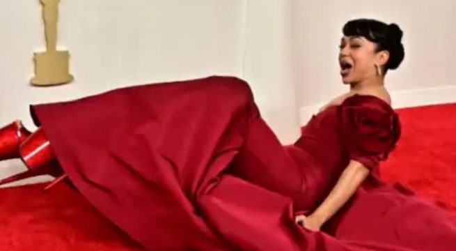 La abrupta caída de Liza Koshy en la alfombra roja de los Premios Oscar 2024 | VIDEO