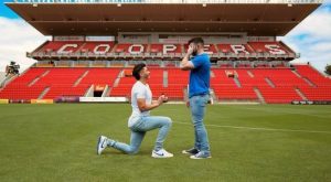 El primer futbolista gay le pide matrimonio a su pareja en el estadio