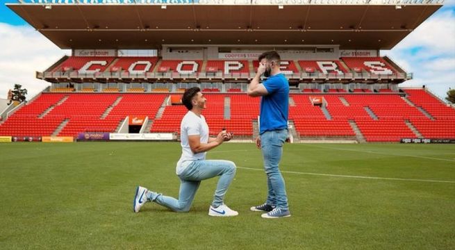 El primer futbolista gay le pide matrimonio a su pareja en el estadio