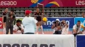 Dina Boluarte golpea a camarógrafo al intentar jugar vóley | VIDEO