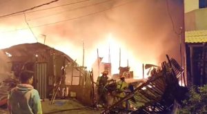 Villa El Salvador: incendio consume cuatro casas y deja varias familias damnificadas