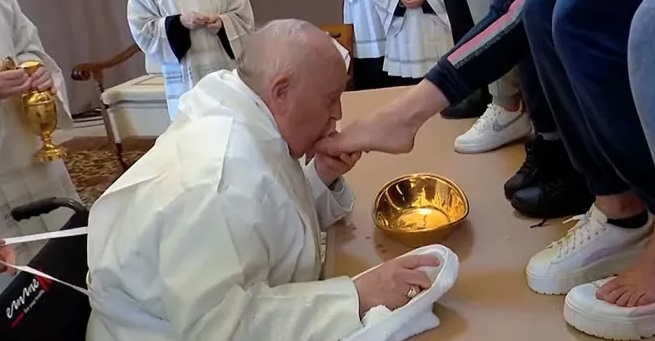 Semana Santa: El Papa Francisco lava los pies a 12 reclusas en cárcel de Roma