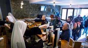 Monjas reabren bar: reparten cervezas y bendiciones | VIDEO