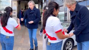 Pese a dirigir a Chile: Ricardo Gareca firmó una camiseta de Perú | VIDEO