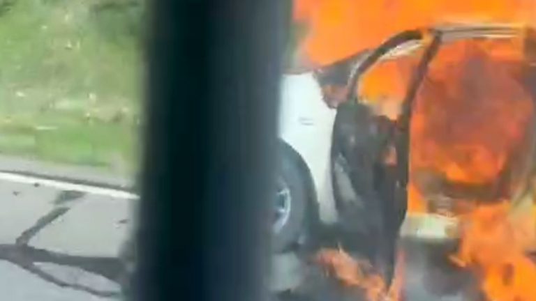 Chofer terminó envuelto en llamas tras incendiarse su auto en la carretera