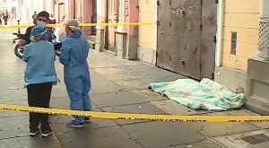 Mujer muere en calle del Centro de Lima con signos de haber sido acuchillada