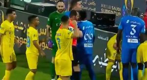 Cristiano Ronaldo agredió a un rival y ¡amagó con pegarle al árbitro! | VIDEO