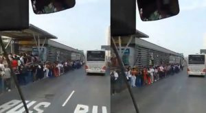 Metropolitano: usuarios esperaron buses en las vías | VIDEO