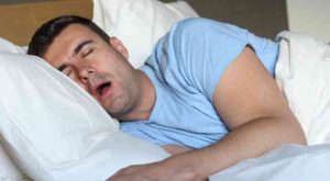 Los riesgos de dormir con la boca abierta: Esto es lo que debes saber