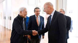 Premio Nobel Mario Vargas Llosa visitó el centro cultural Inca Garcilaso de la Cancillería