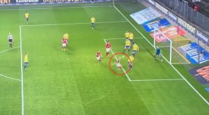 El golazo de ‘chalaca’ de Oliver Sonne en la Superliga de Dinamarca | VIDEO
