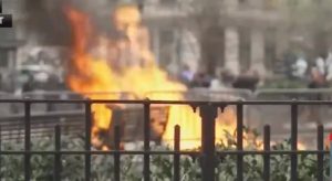 Un hombre se prendió fuego frente al tribunal donde Trump es juzgado | VIDEO