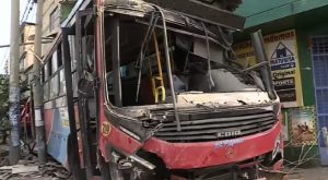Bus «El Rápido» pierde control y destroza casas y negocios | VIDEO