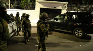 Ecuador: Policía ingresó a embajada de México con carros blindados | VIDEO