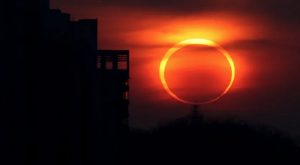 ¿Cómo proteger mis ojos durante el eclipse solar y qué pasa si miro sin protección?