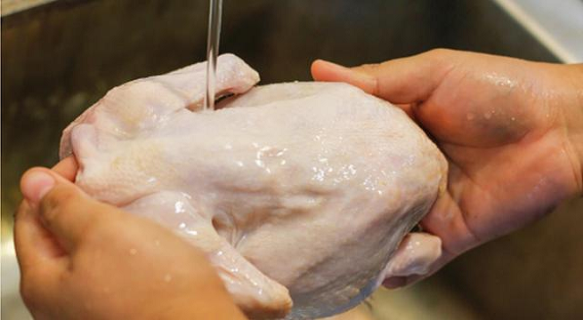 ¿Por qué no debes lavar el pollo antes de cocinarlo? Esto dicen los expertos