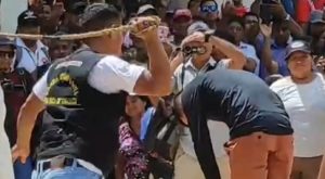 Ronderos azotan a policías encubiertos durante manifestación [Video]