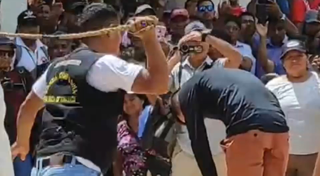 Ronderos azotan a policías encubiertos durante manifestación [Video]