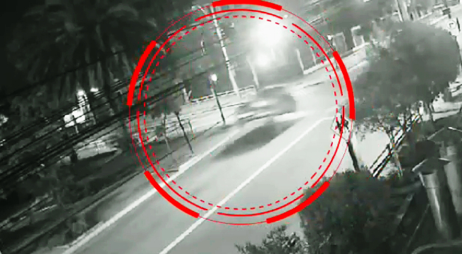 Auto «vuela» durante persecución policial [Video]