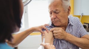 ¿Qué vacunas no deben faltarle al adulto mayor?