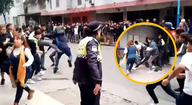 Escolares protagonizan batalla campal en plena calle | VIDEO