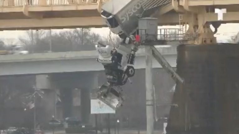 Conductor de camión se quedó colgando de un puente tras accidente