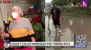 Rotura de tubería de agua ocasiona inundación en casas y calles | VIDEO