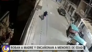 Delincuentes encañonan a menores y cámaras de seguridad registran el robo | VIDEO