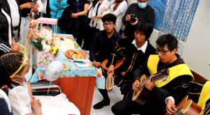 Adolescente que se salvó de morir celebra su quinceañero en UCI | VIDEO