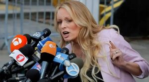 Actriz de cine para adultos, Stormy Daniels azotó a Donald Trump con una revista, reveló en juicio