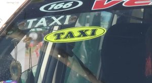 Mujer se lanza de falso taxi en movimiento para tratar de evitar robo