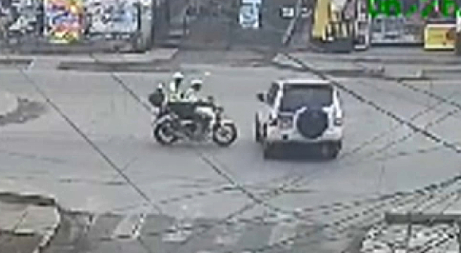 Policía queda en techo de camioneta tras chocar su moto