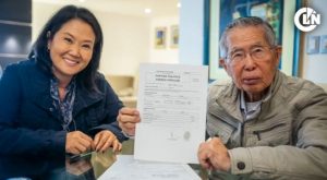 Alberto Fujimori firma ficha para afiliarse a Fuerza Popular: Keiko lo guió en el proceso