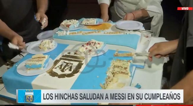 Lionel Messi repartió su torta de cumpleaños con los hinchas argentinos que fueron a saludarlo [VIDEO]