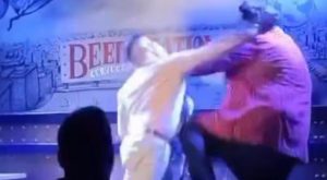 Durante show: golpean a comediante tras insultar a menor | VIDEO